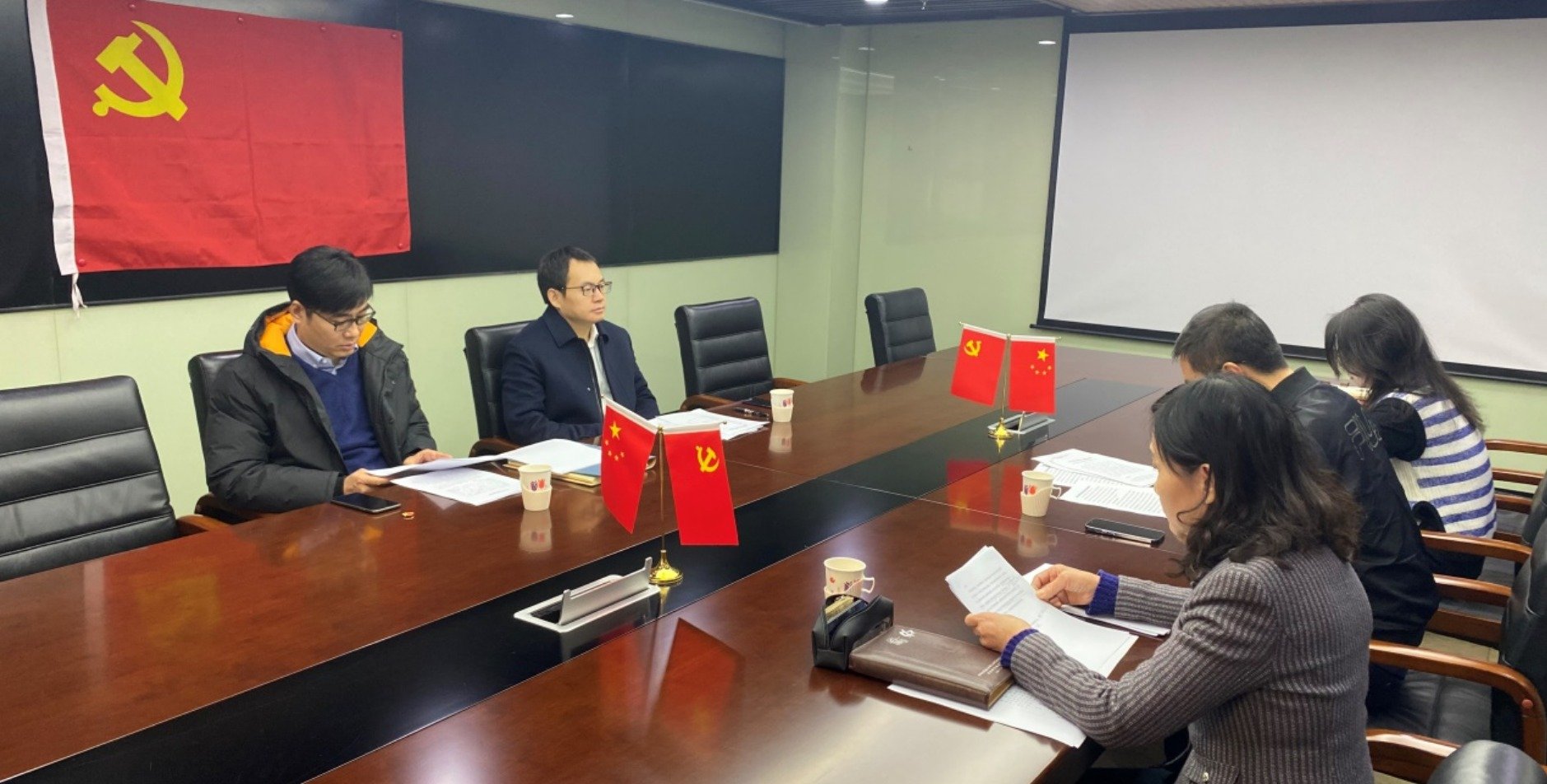 校友总会全体班子成员和教职工参加沙龙