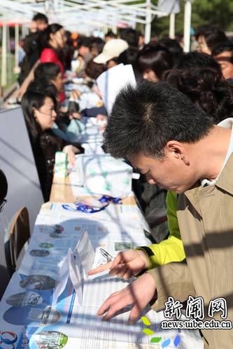 对外经贸大学诚信楼前广场上已是人声鼎