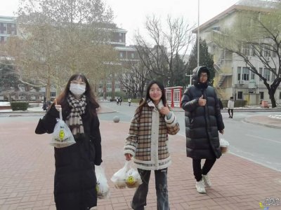 贸大学子意气风发奔赴考场