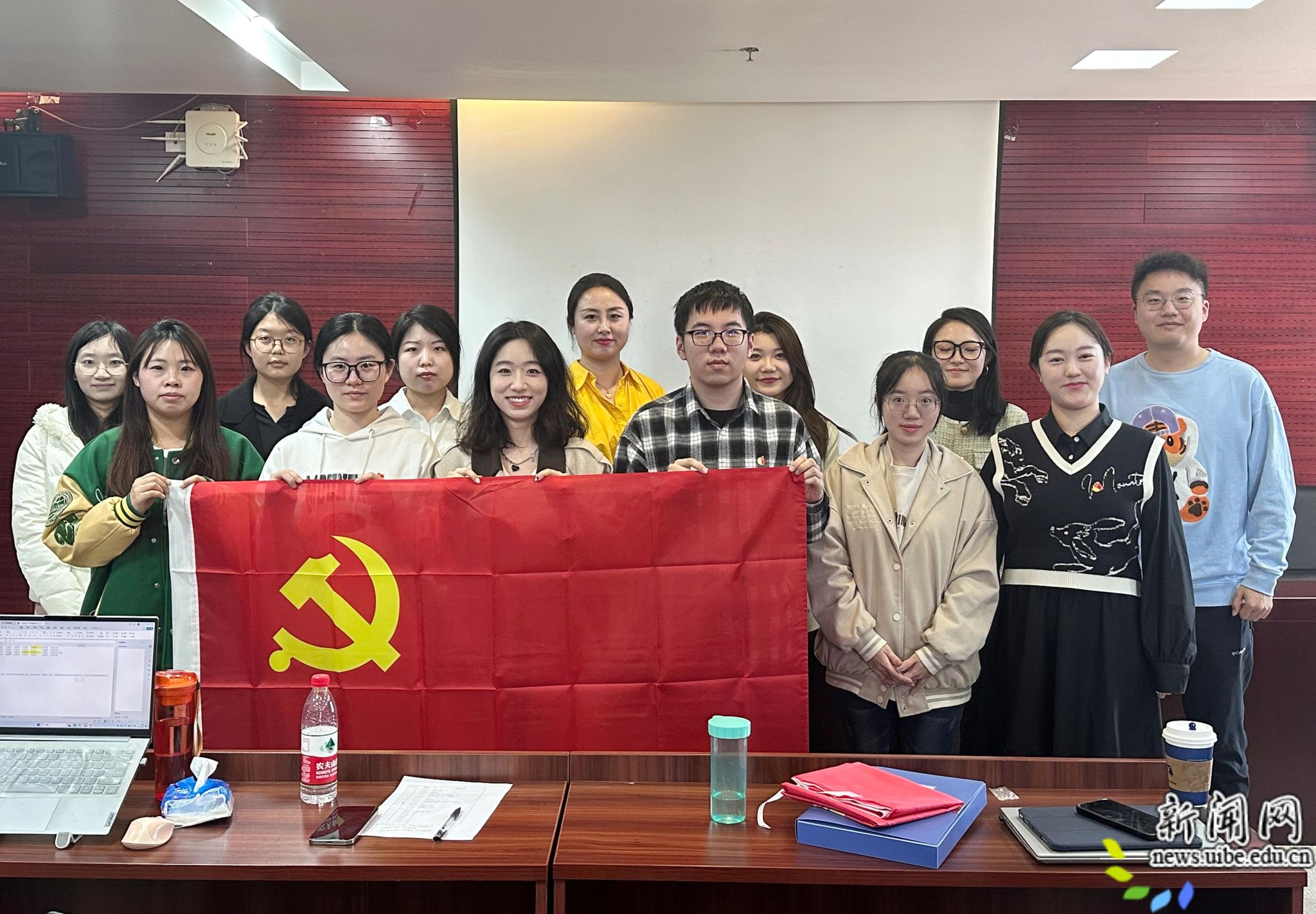 529f0f9284a640a458139a42263d3a5.jpg 始终把政治标准放在首位