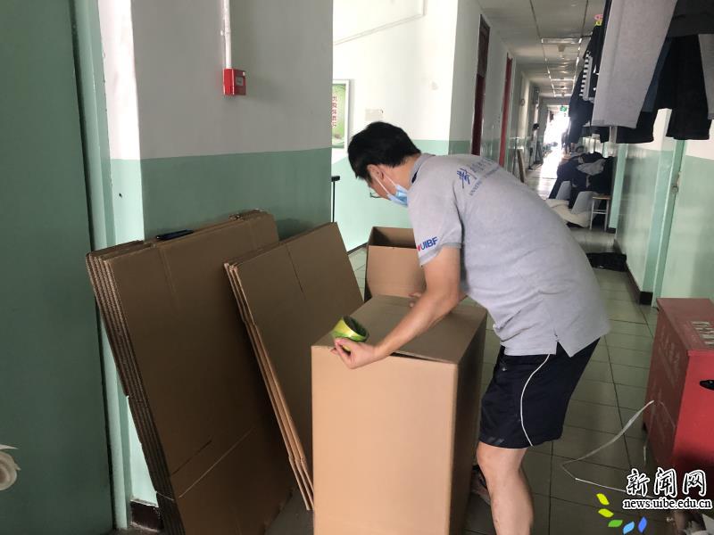 【图片】暖心毕业“寄” 千里送情谊