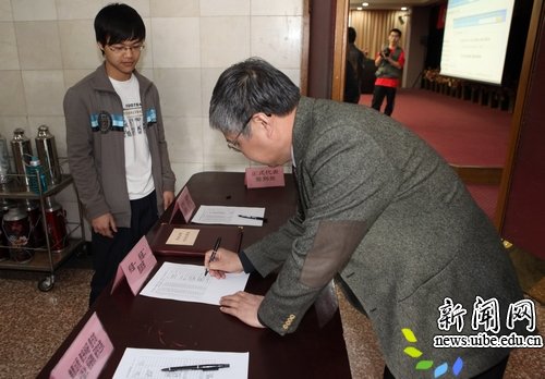 肩负着全校教职工的重托出席盛会