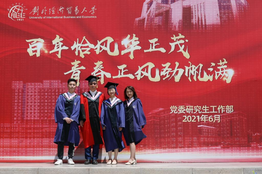 站在贸大讲台上的王志民教授