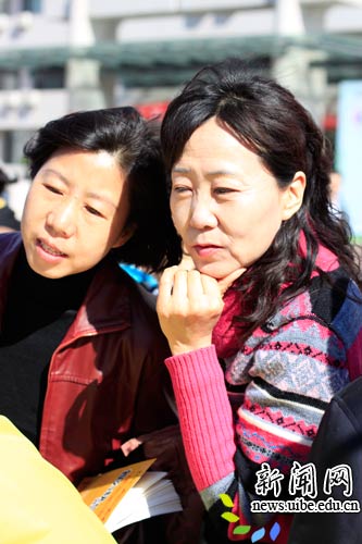 事实上家长们早早地来到这里