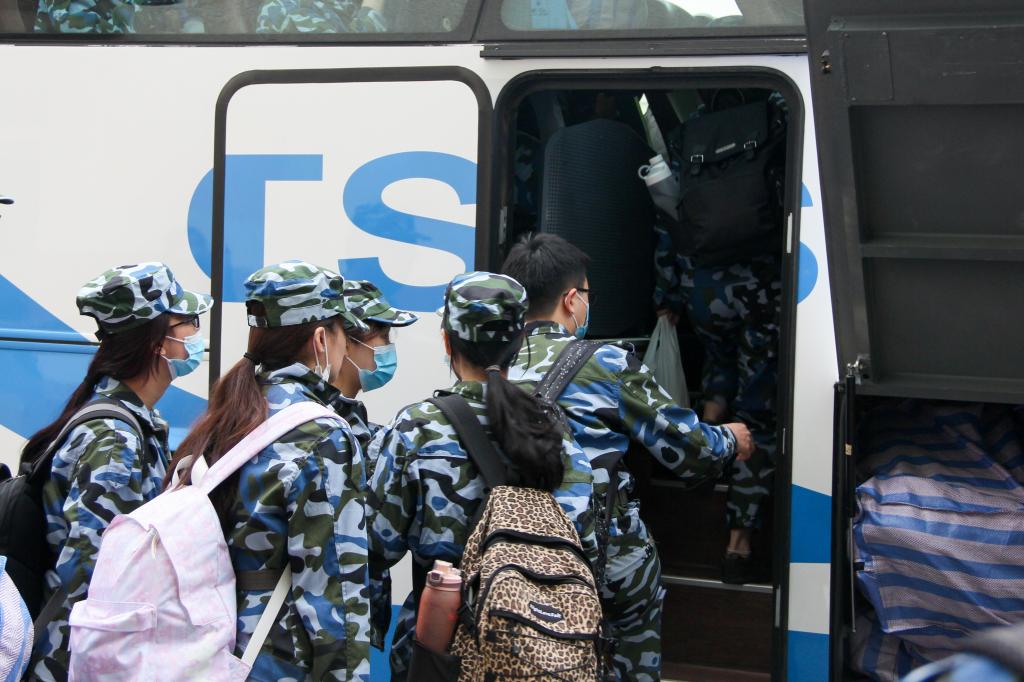 踏上了开往军训基地的校车