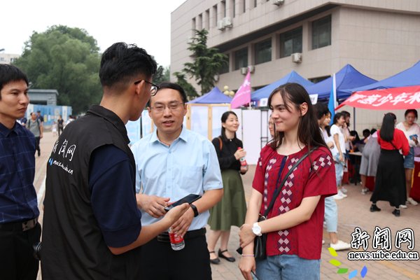 报到处前院旗挥舞