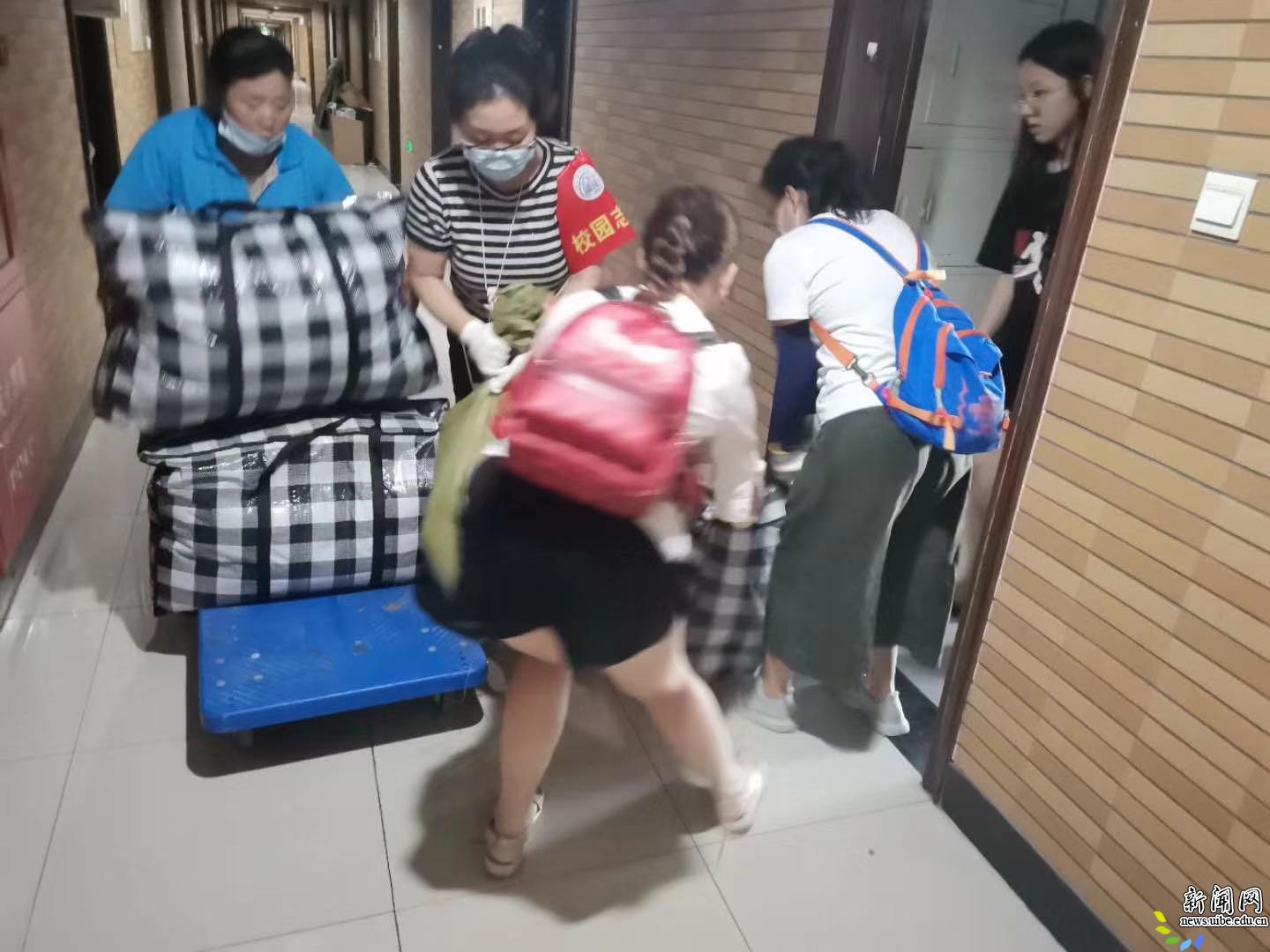 老师们都一一向同学问询