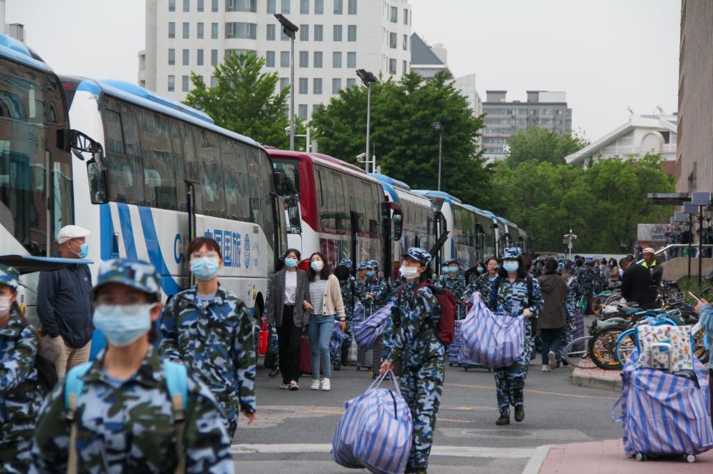帮助同学们接过沉重行李的好心人