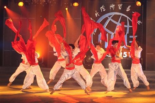 副校长胡福印的陪同下观看了演出