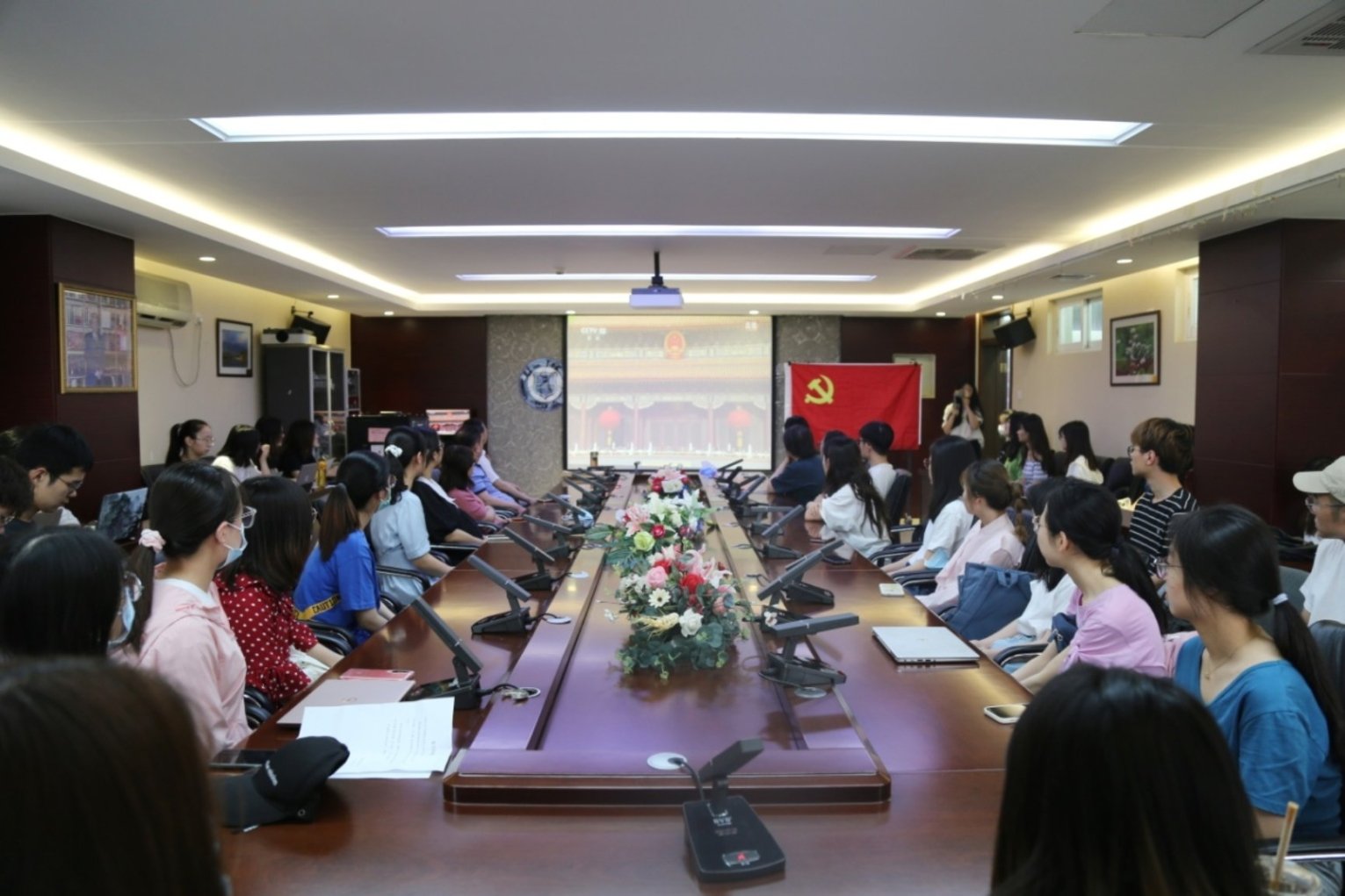 师生党员353名(正式党员236人