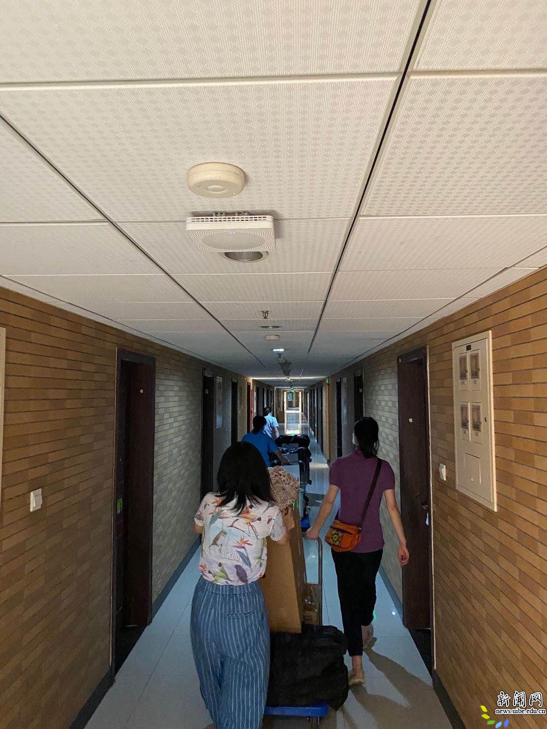 必定会通过一件件沉甸甸的毕业行李寄送