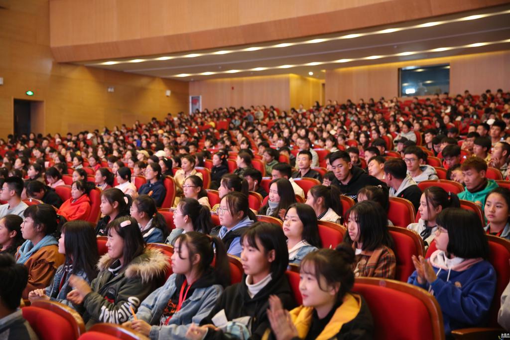 将爱国主义思想和贸大拼搏精神在青海传