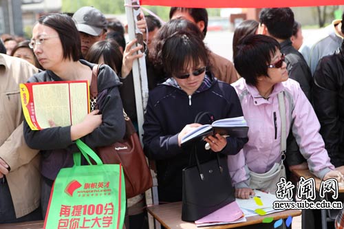 狂风难阻家长来校咨询