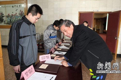 校新闻网讯（摄影 玉君 穆宏远）20