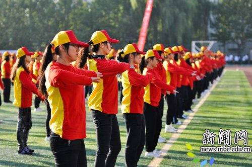 体育场上那一波波宏大的色彩浪潮赚足了