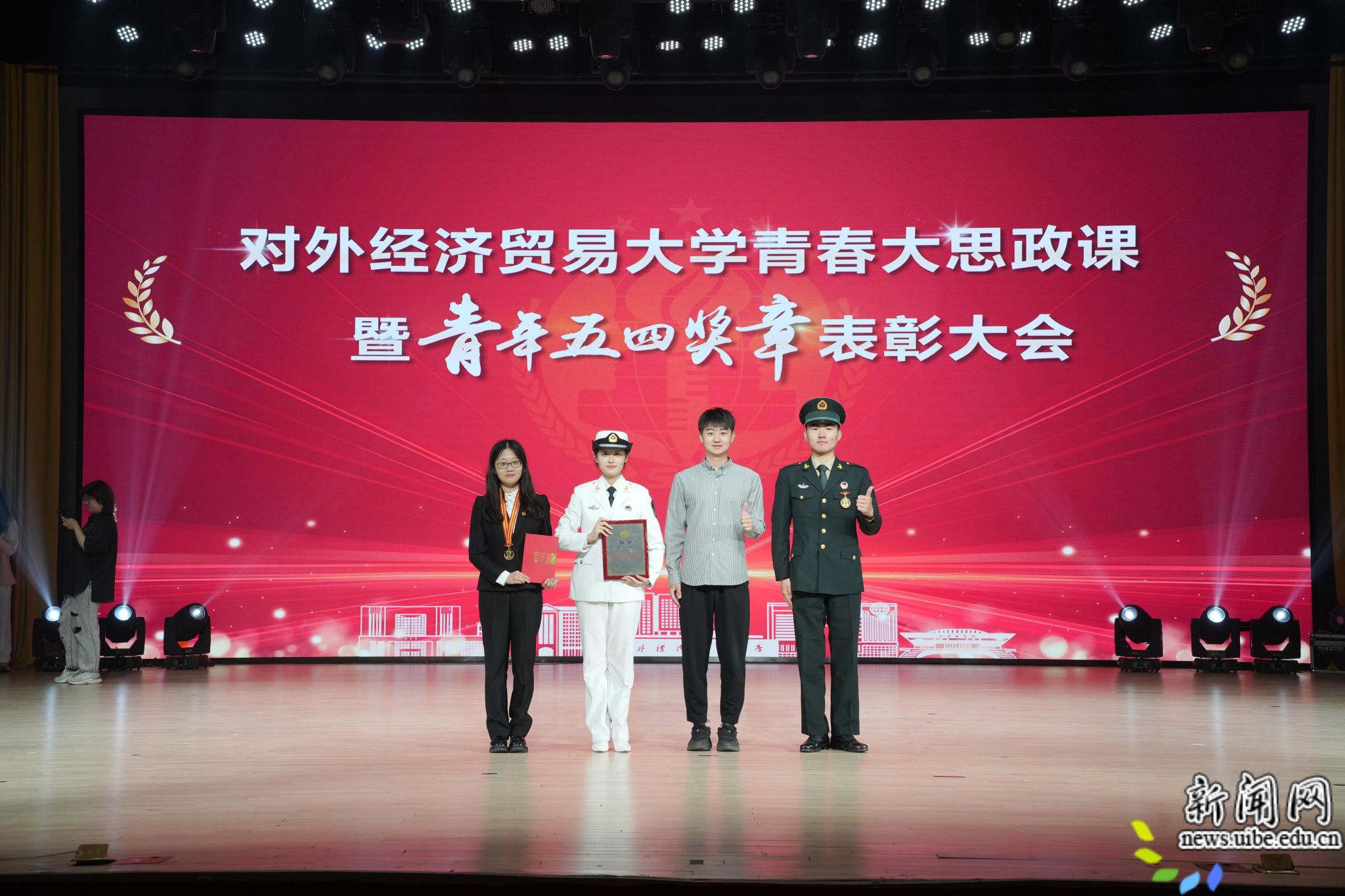 1.3与学院获奖同学合影.jpg 本科生辅导员