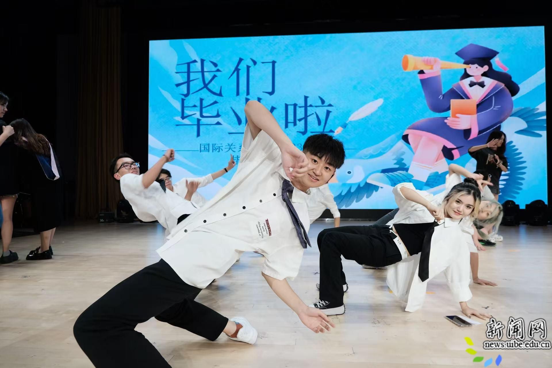 2.2在毕业晚会上表演舞蹈.jpg 校团委大德赢注册登陆官网玩法说明理论