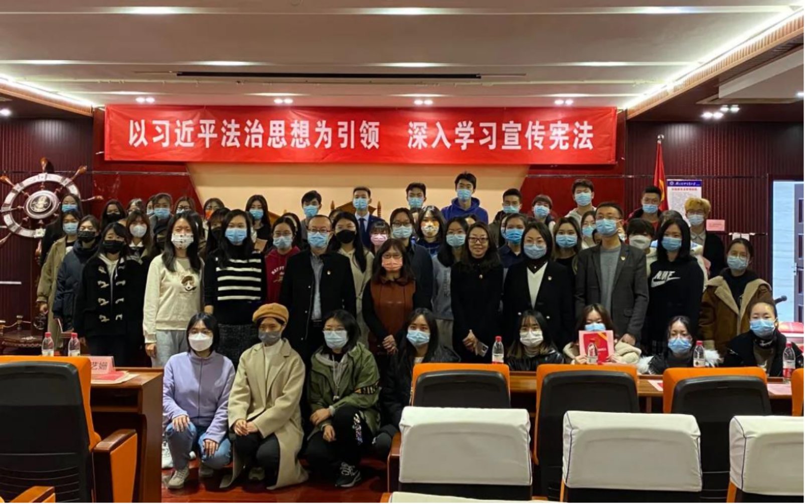 用“四个自信”强基
