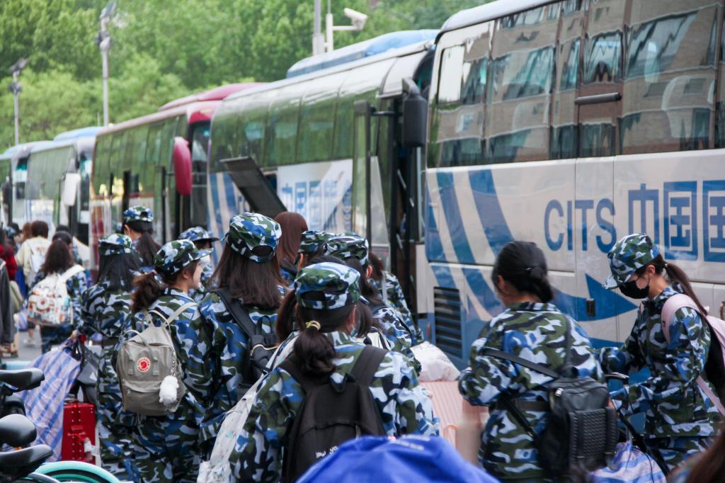 踏上了开往军训基地的校车