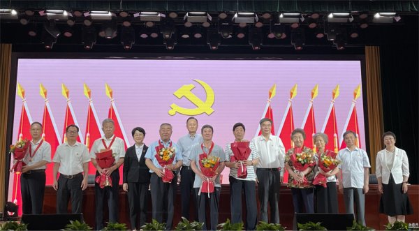 校领导为“光荣在党五十年”老党员代表