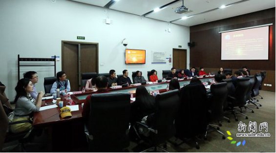 教学单位的15名教师代表热议政府工作