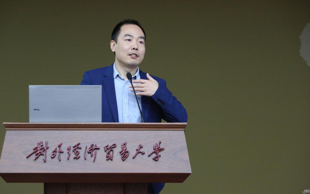 赢得了现场师生的阵阵掌声