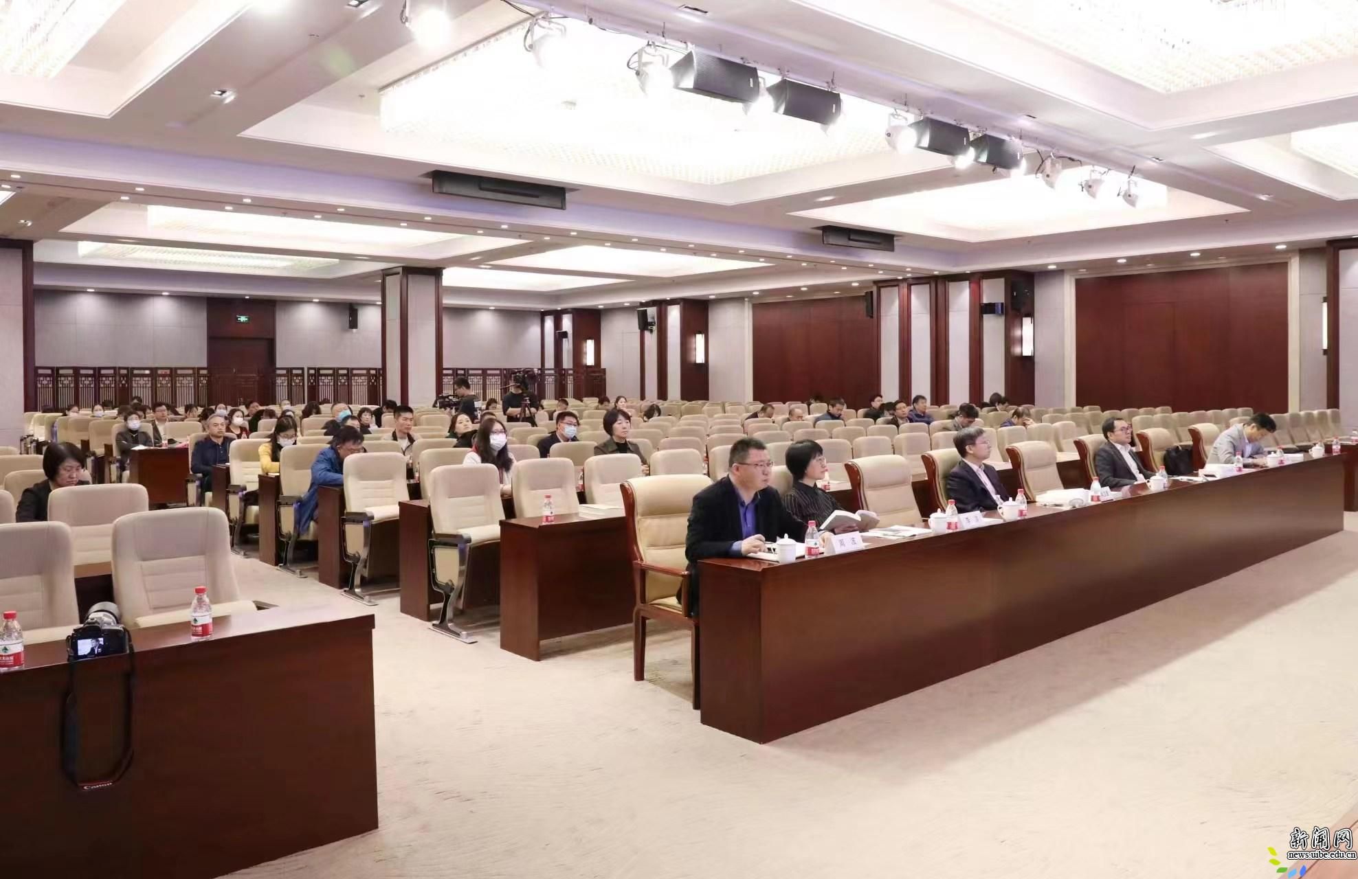 加强党的创新理论武装 用思想之光照亮