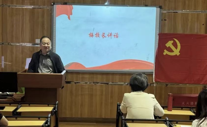 又有对青年成长的关爱