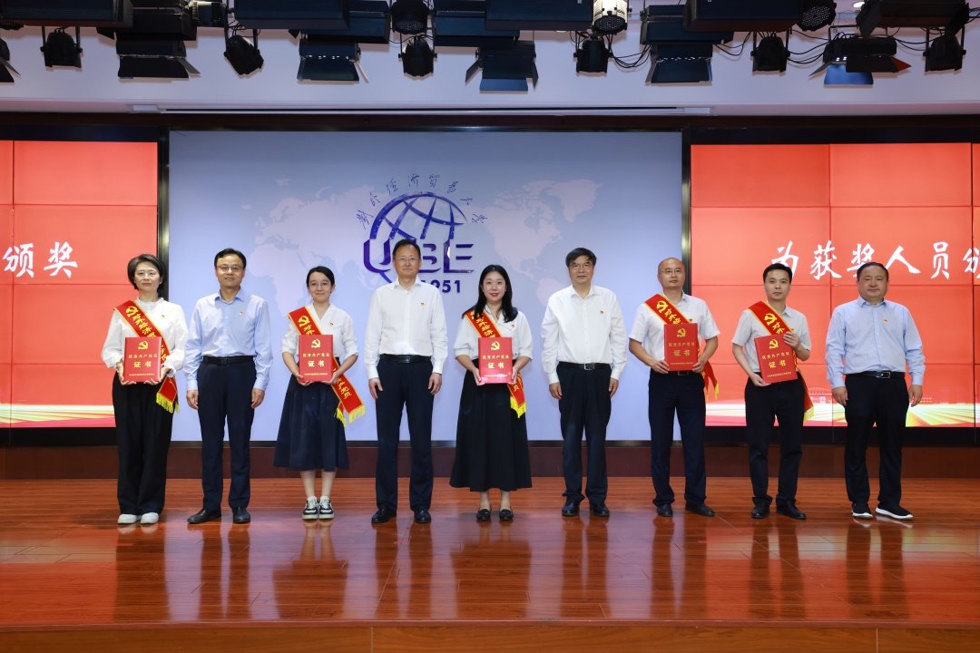 为充分发挥先进典型示范引领作用