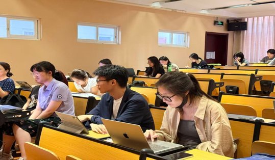 对照阅读为充分发挥“五老”亲历者